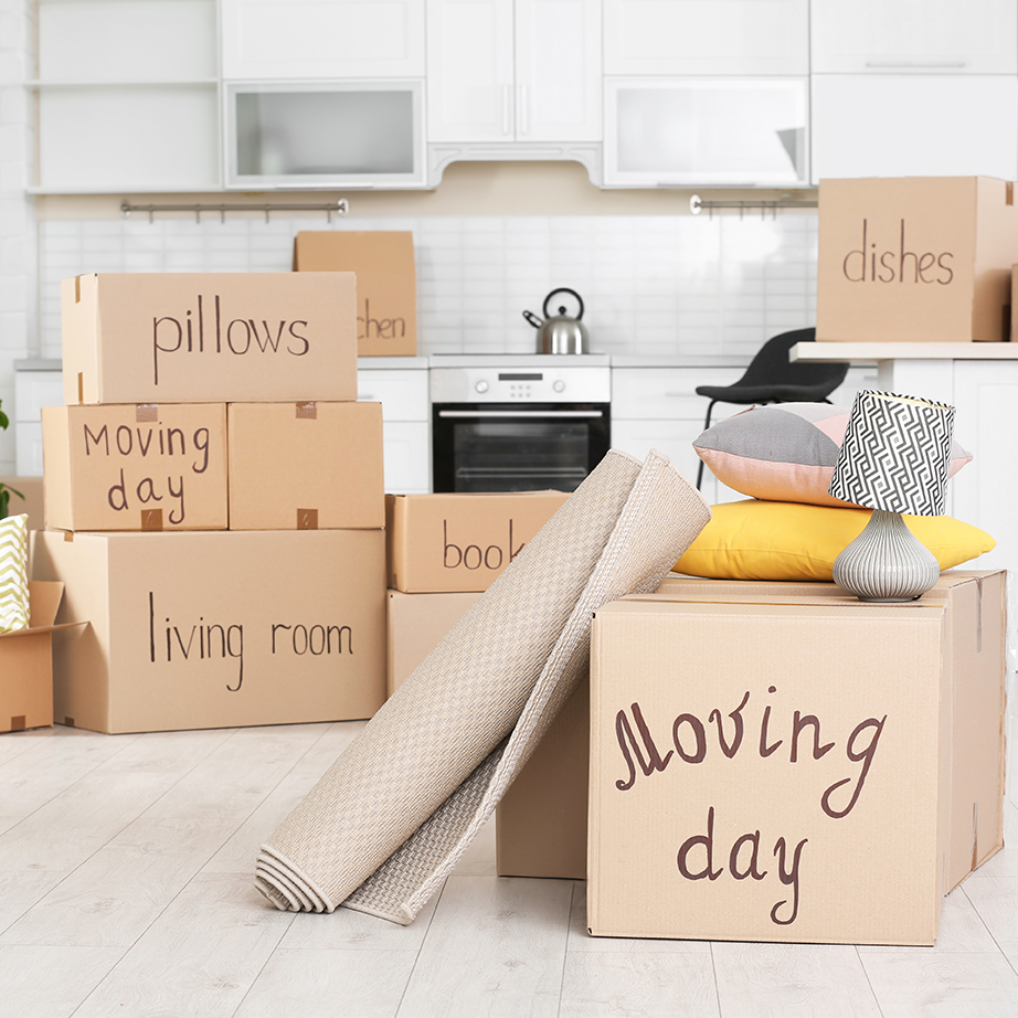 Préparer son déménagement, Boîtes en carton et objets ménagers dans la cuisine